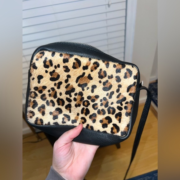 Sorpresa! Leopard Print Cross Body Purse. Excellent condition. Adjustable strap - Picture 5 of 9